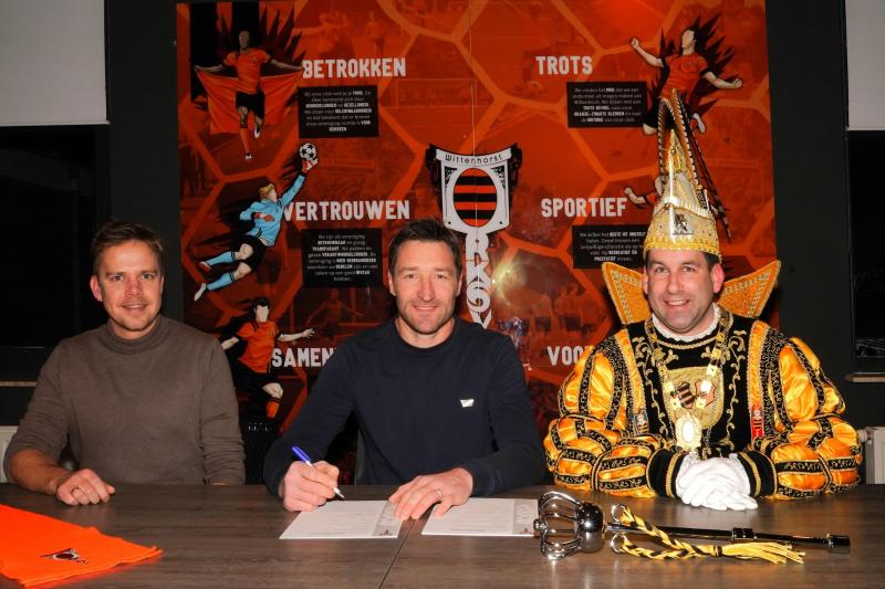 Harrie Gommans zet handtekening onder Wittenhorst contract