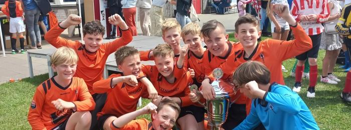 Voetbal, Vrienden en een Reusachtige Beker: JO12-1 pakt overwinning in Sevenum