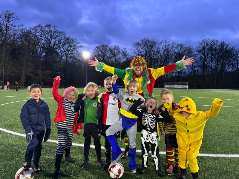 Feest op het veld tijdens de Carna-bal carnavalstraining