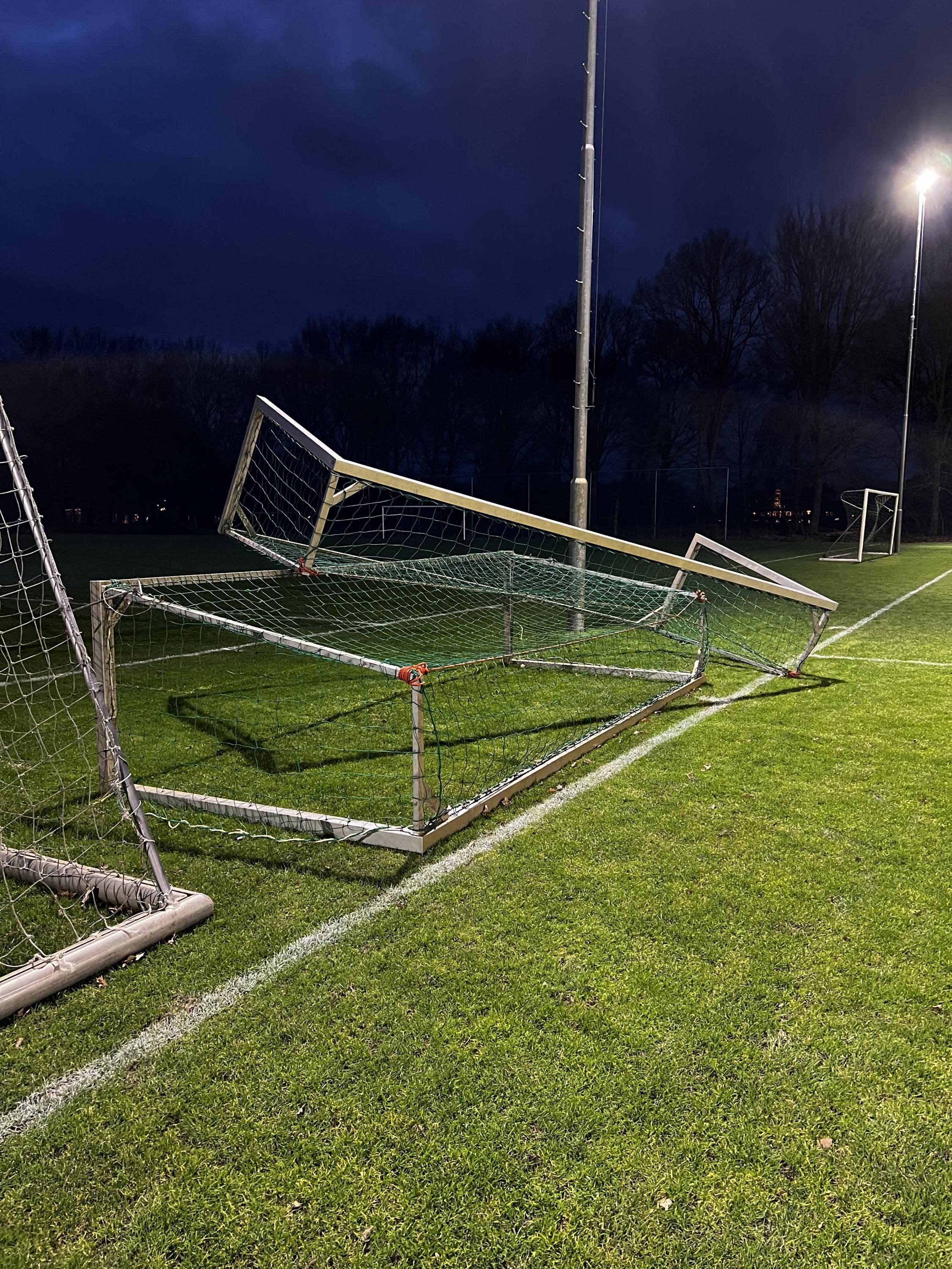 goal-omgevallen-storm-op-elkaar-veiligheid.jpeg