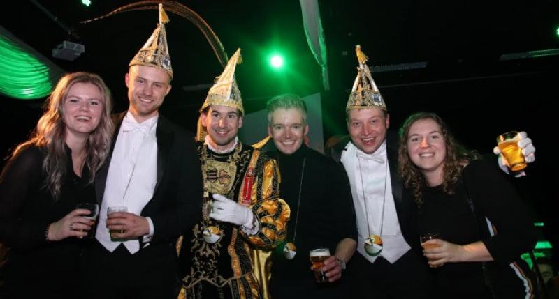 Prins Sven I bijgestaan door 'Wittenhorst-adjudanten'
