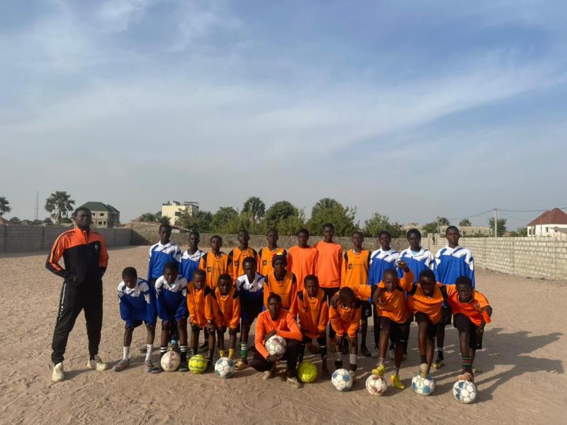 Gambiaanse voetballers in het oranje-zwart