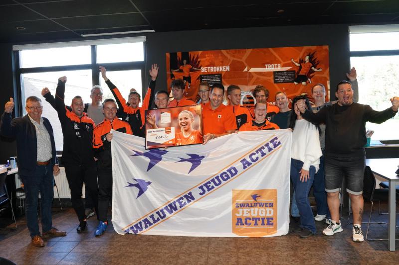 231014_Cheque aan G-team door st Jeugdzwaluwen_18.JPG