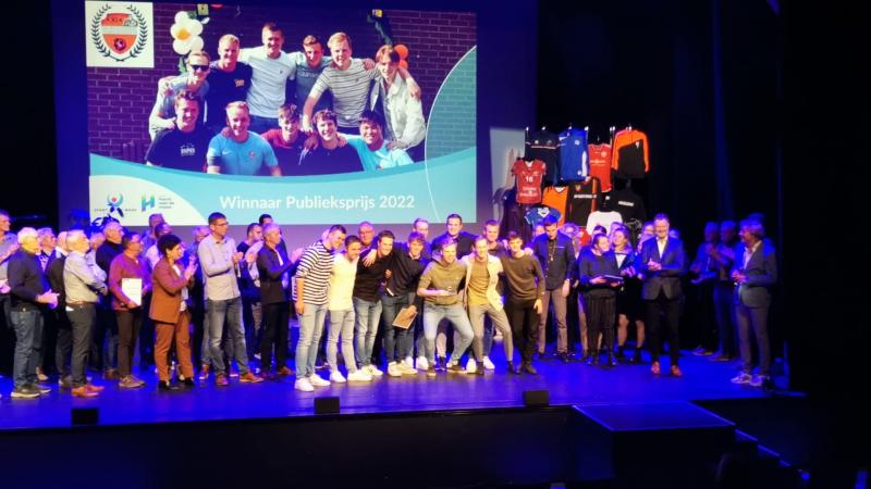 Vriendengroep Guus Janssen wint Publieksprijs Sportwaarderingsprijs 2022