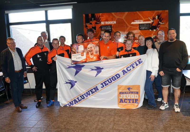 231014_Cheque aan G-team door st Jeugdzwaluwen_21.JPG