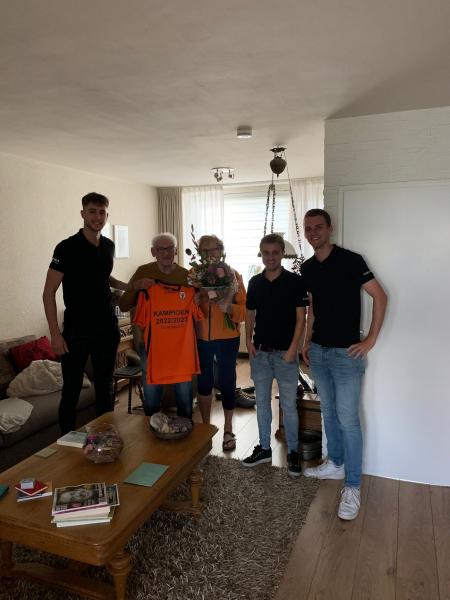 Spelersgroep Wittenhorst 1 bedankt Piet Nabben