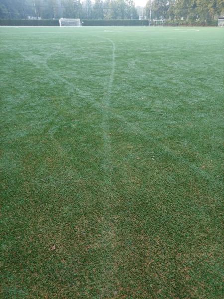 Sporen bromfiets op pas gerenoveerd kunstgrasveld