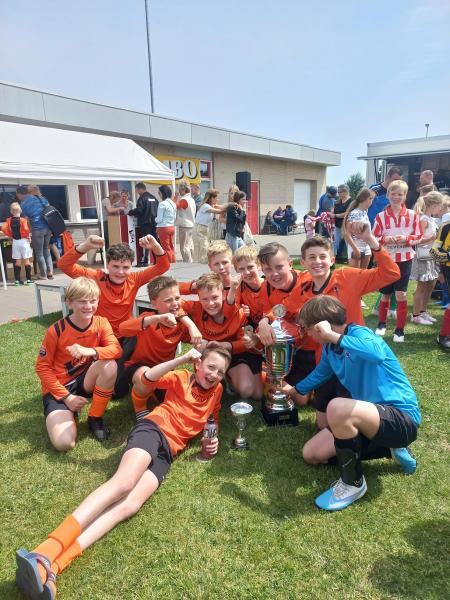 Voetbal, Vrienden en een Reusachtige Beker: JO12-1 pakt overwinning in Sevenum