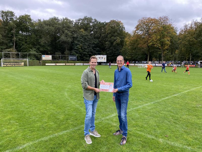 Inzameling petflessen levert € 800,- op voor Stichting Leergeld