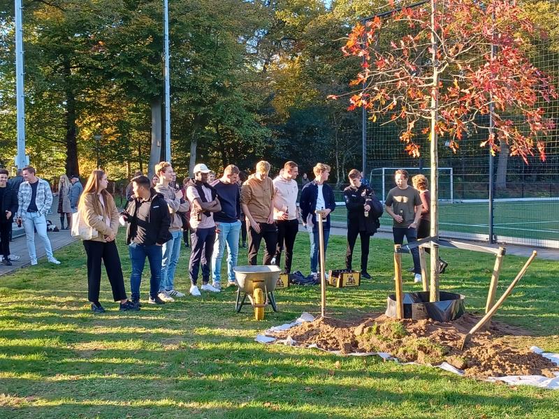 Gedenkboom voor Guus Janssen