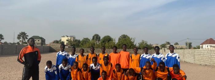 Gambiaanse voetballers in het oranje-zwart