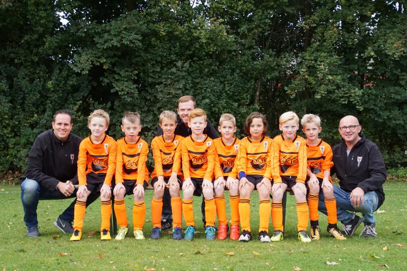 JO9-oranje heeft een bijzondere trainer