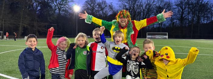 Feest op het veld tijdens de Carna-bal carnavalstraining