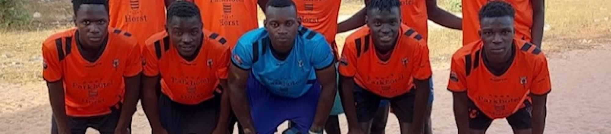 Gambiaanse voetballers in het oranje