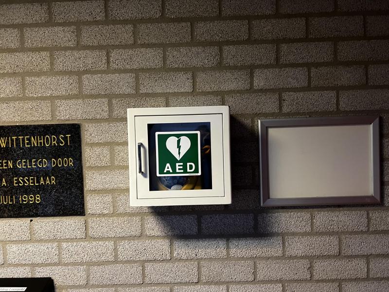 AED bij hoofdingang kleedlokalen