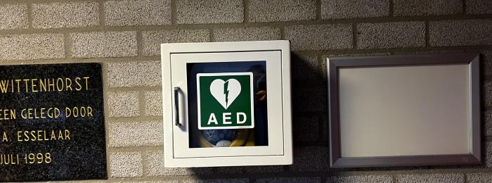 AED bij hoofdingang kleedlokalen