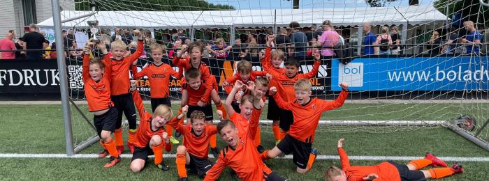 JO8 én JO9 winnen toernooi bij Volharding