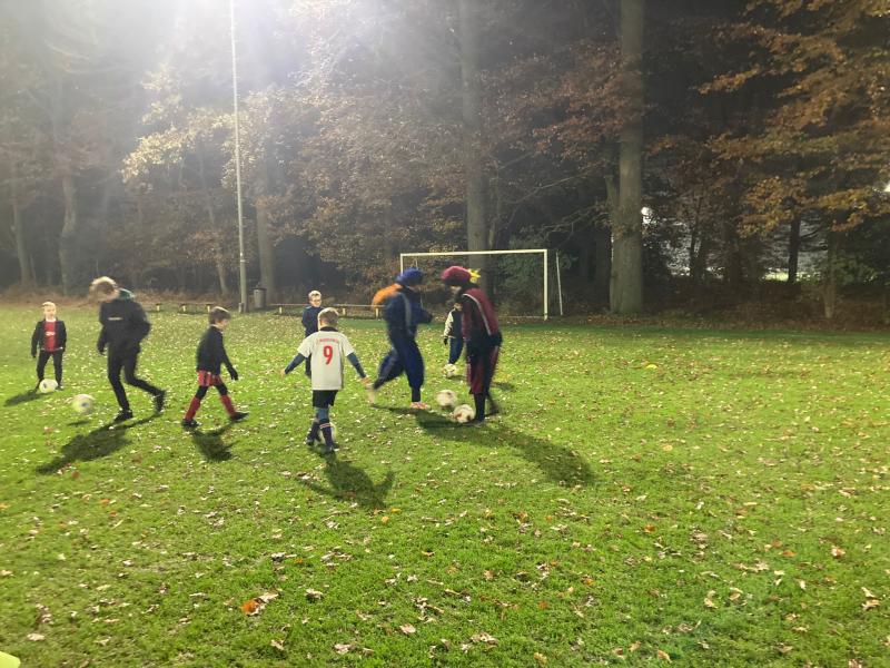 Pieten trainen mee met jeugd Wittenhorst