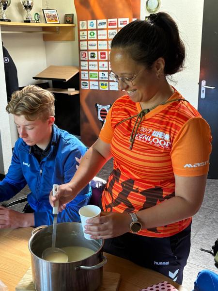 Vitaal meedoen krijgt smaak: de kracht van een kop aspergesoep