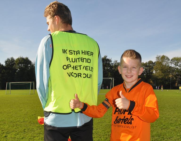 Ruim 40 JO17-spelers opgeleid tot scheidsrechter