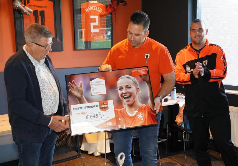 Gigantisch bedrag voor G-voetbal vanuit Zwaluwen Jeugd Actie