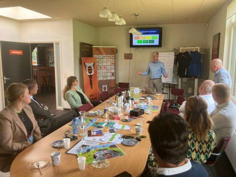 Gedeputeerde Michael Theuns bezoekt Vitaal Meedoen en lanceert nieuwe website