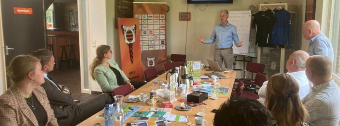 Gedeputeerde Michael Theuns bezoekt Vitaal Meedoen en lanceert nieuwe website